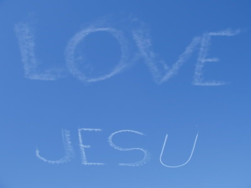 A SKYWRITER SENDS FRIENDLY MESSAGES OVER THE 28TH SOS CHAMPIONSHIP