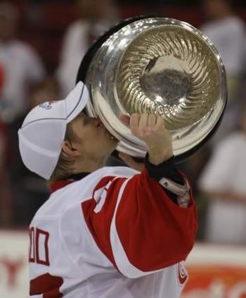 Chris Osgood Kissing Stanley Cup