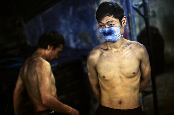 Para buruh industri denim kecil ini harus menggunakan masker dikarenakan buruknya kualitas material denim yang menyebabkan banyaknya Indigo Dust yang membahayakan bagi paru - paru