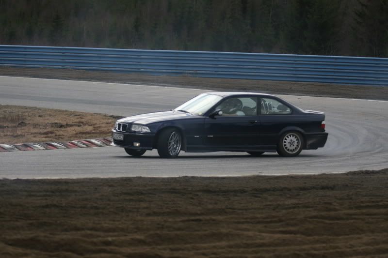 BMW325iCoupe085.jpg