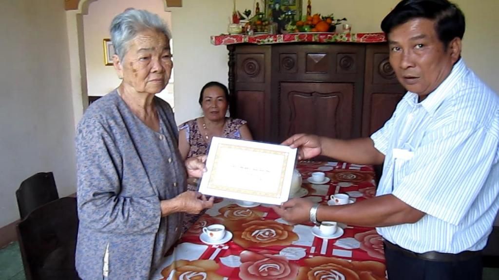 Trao quyết định phụng dưỡng cho Mẹ