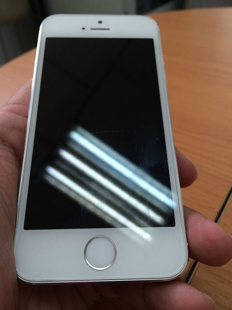 Bán Iphone 5s 16G màu trắng phiên bản Quốc tế..máy đẹp.......