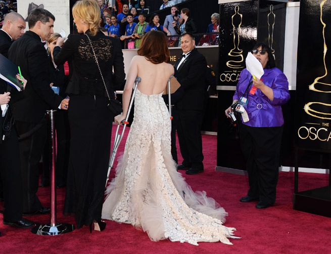 photo Oscars-2013--Kristen-Stewart-Accessories-Her-Reem-Acra-Dress-With-Crutches__zps95778040.jpg